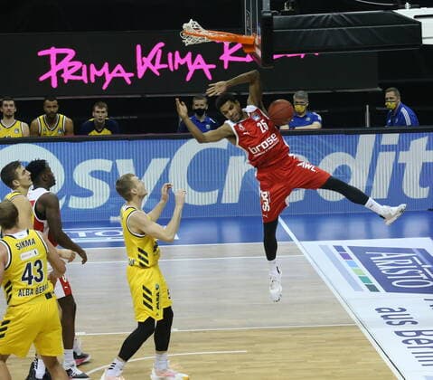GER, BBL, ALBA Berlin vs Brose Bamberg 13 12 2020, Mercedes Benz Arena, Berlin, GER, BBL, ALBA Berlin vs Brose Bamberg, in the picture Niels Giffey ALBA Berlin 5 , Kenneth Ogbe Brose Bamberg 25 nordphotoxEngler nph00076