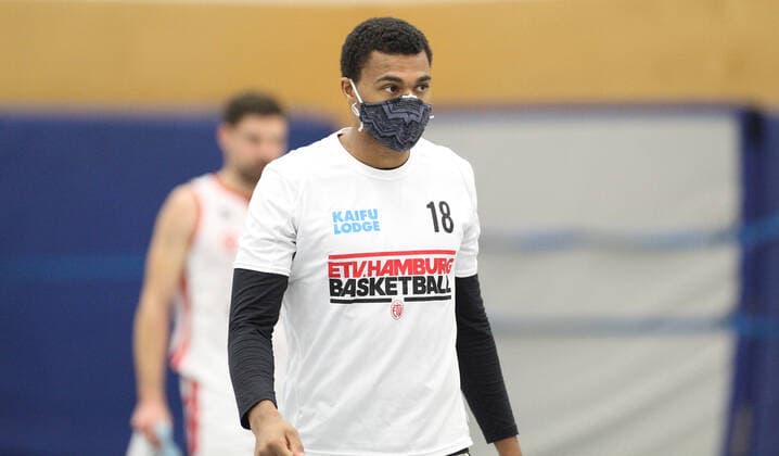 ProB BARMER 2 Basketball Bundesliga, Group North, 9 Matchday, ETV Hamburg WWU Baskets Münster 72 105 , Kwame Ofori ETV goes to the halftime with mouth nose mask into the cabin Eimsbüttel Hamburg