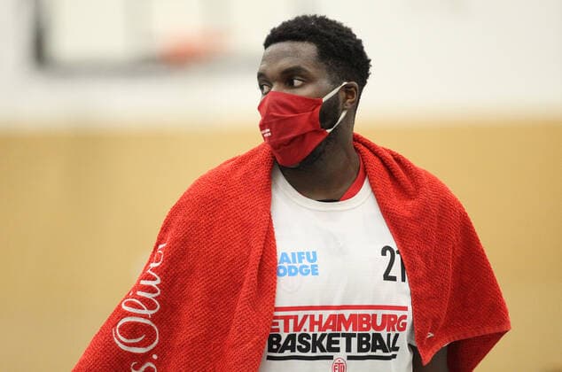 ProB BARMER 2 Basketball Bundesliga, Group North, 9 Matchday, ETV Hamburg WWU Baskets Münster 72 105 , Mayika Lungongo ETV goes to the halftime with a mouth and nose mask into the cabin Eimsbüttel Hamburg
