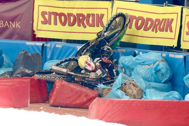 Bilder des Jahres 2020, Sport 12 Dezember Sport Themen der Woche KW50 Motorsport, Eisspeedway EM in Tomaszow Mazowiecki, Polen N Z WYPADEK - ANDREJ DIVIS (B) I LUKAS HUTLA (Z) INDYWIDUALNE MISTRZOSTWA EUROPY W ICE SPEEDWAY U EUROPEAN INDIVIDUAL ICE SPEEDWAY CHAMPIONSHIP TOMASZOW MAZOWIECKI 13.12.2020 FOT. LUKASZ TRZESZCZKOWSKI NEWSPIX.PL --- Newspix.pl --- Newspix.pl  20201213LTR009
