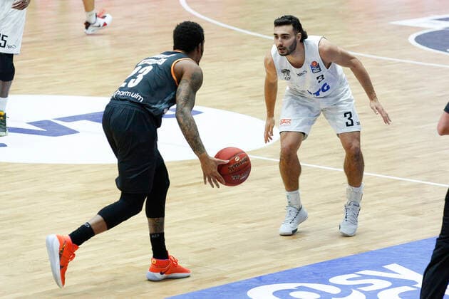 BBL easyCredit Basketball Bundesliga Season 2020 2021 6 game day on Sunday, 13 December 2020 at the edel optics de Arena in Hamburg Hamburg Towers Ratiopharm Ulm by Troy Caupain Ulm , Max DiLeo Towers Hamburg Towers Ratiopharm Ulm
