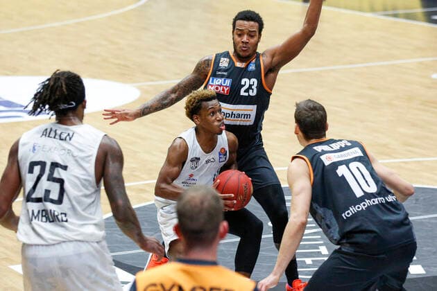 BBL easyCredit Basketball Bundesliga Season 2020 2021 6 game day on Sunday, 13 December 2020 at edel optics de Arena in Hamburg Hamburg Towers Ratiopharm Ulm v l TJ Shorts II Towers , Troy Caupain Ulm , Christoph Philipps Ulm Hamburg Towers Ratiopharm Ulm