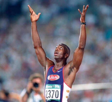 Archivbilder der Woche SPORT KW51 Olympische Spiele in Atlanta 1996. Leichathletik 400m: Goldmedaillengewinner Michael Johnson (USA) jubelt 01.08.1996. *** Olympic Games Atlanta 1996 Athletics 400m Gold Medalist Michael Johnson USA Cheers 01 08 1996 HM