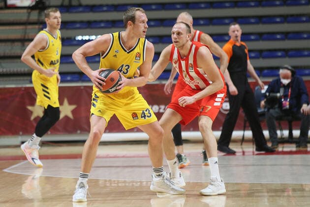 Luke Sikma, 43 of Alba Berlin und Dejan Davidovac, 7 of Crvena Zvezda mts Belgrade , Alba Berlin während Euroleague Spiel gegen Crvena zvezda, Aleksandar Nikolic arena, Belgrad 15.12.2020 MarkoxMetlas 