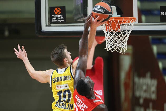 Tim Schneider, 10 of Alba Berlin und Johnny OÕBryant, 00 of Crvena Zvezda mts Belgrade , Alba Berlin während Euroleague Spiel gegen Crvena zvezda, Aleksandar Nikolic arena, Belgrad 15.12.2020 MarkoxMetlas 