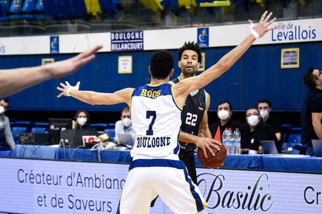 Maxime Roos ( 7 - Metropolitans 92 ) - CRAWFORD DREW ( 22 - Brescia ) - BASKET : Metropolitans 92 vs Germani Brescia - Eurocup - 15 12 2020 FedericoPestellini Panoramic 