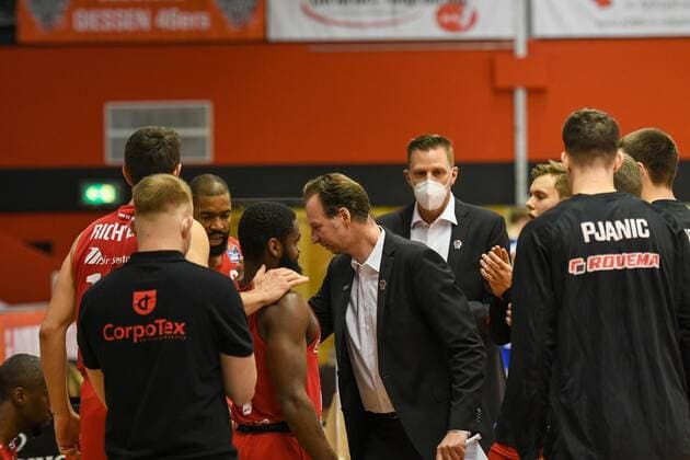 Ingo Freyer, Coach Giessen 1 Spieltag, Basketball Bundesliga, Basketball season 2020 2021, Germany, easyCredit BBL, Germany, Giessen 46ers, giessen red, men, Jobstairs GIESSEN 46ers MBC Syntainics MBC, men, MBC blue white