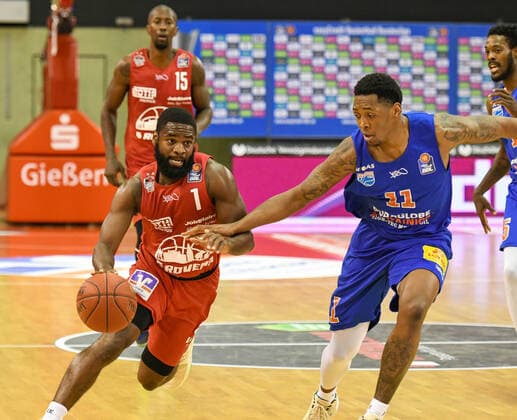Jonathan Stark, Kyndahl Hill 1 matchday, Basketball Bundesliga, Basketball season 2020 2021, Germany, easyCredit BBL, Germany, Giessen 46ers, giessen red, men, Jobstairs GIESSEN 46ers MBC Syntainics MBC, men, MBC blue white