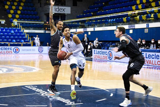 Anthony Brown ( 21 - Metropolitans 92 ) MOSS DAVID ( 34 - Brescia ) - CLINE TJ ( 6 - Brescia ) - BASKET : Metropolitans 92 vs Germani Brescia - Eurocup - 15 12 2020 FedericoPestellini Panoramic 