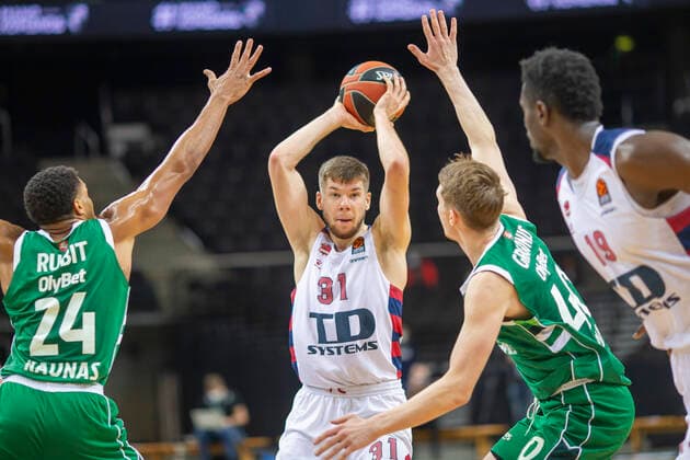 2020-12-15 Kaunas Lithuania. Basketball team Zalgiris Kaunas plays vs Baskonia Vitoria Gasteiz Euroleague game at Zalgiris arena in Kaunas on Tuesday 15 of December 2020. 31 ROKAS GIEDRAITIS 40 MARIUSGONIS 24 AUGUSTINE RUBIT 19 YOUSSOUPHA FALL. Vilnius Lithuania  Copyright: xKarolisxKavolelisx euroleague basketball