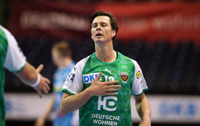 Hans Lindberg action upper body upper body sport handball HBL Bundesliga men season 2020 2021 15 12 2020 Füchse Berlin vs TVB Stuttgart Geisterspiel Corona Covid 19