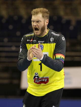 Goalkeeper Johannes Bitter cheering clapping action upper body upper body sport handball HBL Bundesliga men season 2020 2021 15 12 2020 Füchse Berlin vs TVB Stuttgart Geisterspiel Corona Covid 19