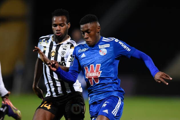 BELLEGARDE Jean Ricner ( 17 - Strasbourg ) - Lassana COULIBALY ( 14 - Angers ) - FOOTBALL : Angers vs Strasbourg - Ligue 1 - Angers - 16 12 2020 FedericoPestellini Panoramic 