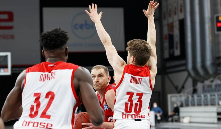 Germany, Bamberg, Brose Arena, 16 12 2020, emspor, emonline, despor, deonline, Brose Bamberg vs s Oliver Wuerzburg, Basketball, BBL picture v li Norense Odiase Brose Bamberg , Felix Hoffmann s Oliver Wuerzburg and Bennet Hundt Brose Bamberg Copyright: HMBxMedia xHeikoxBecker