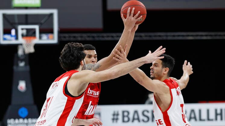 Germany, Bamberg, Brose Arena, 16 12 2020, emspor, emonline, despor, deonline, Brose Bamberg vs s Oliver Wuerzburg, Basketball, BBL picture from left Michele Vitali Brose Bamberg , Tyson Ward s Oliver Wuerzburg and Dominic Lockhart Brose Bamberg Copyright: HMBxMedia xHeikoxBecker