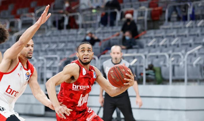 Germany, Bamberg, Brose Arena, 16 12 2020, emspor, emonline, despor, deonline, Brose Bamberg vs s Oliver Wuerzburg, Basketball, BBL picture v li Dominic Lockhart Brose Bamberg and Cameron Hunt s Oliver Wuerzburg Copyright: HMBxMedia xHeikoxBecker