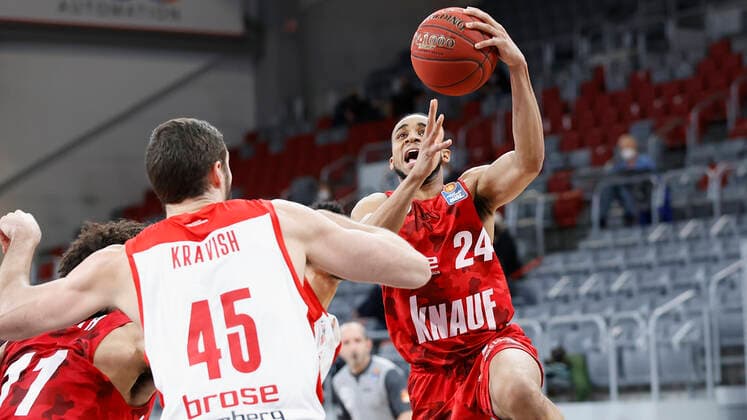 Germany, Bamberg, Brose Arena, 16 12 2020, emspor, emonline, despor, deonline, Brose Bamberg vs s Oliver Wuerzburg, Basketball, BBL picture v li Zach Smith s Oliver Wuerzburg , David Kravish Brose Bamberg and Cameron Hunt s Oliver Wuerzburg Copyright: HMBxMedia xHeikoxBecker
