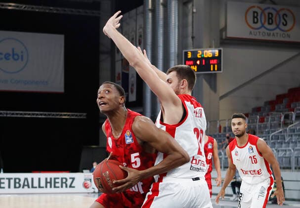 Germany, Bamberg, Brose Arena, 16 12 2020, emspor, emonline, despor, deonline, Brose Bamberg vs s Oliver Wuerzburg, Basketball, BBL picture v li Justin Sears s Oliver Wuerzburg and Chase Fieler Brose Bamberg Copyright: HMBxMedia xHeikoxBecker