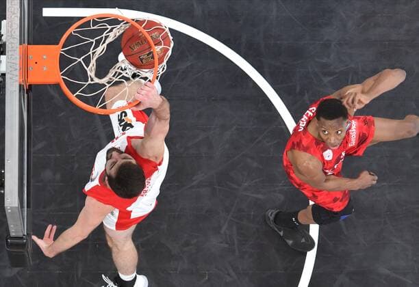 BAMBERG 16 12 2020 basketball easycredit 1 basketball Bundesliga 4 matchday Brose Bamberg vs s oliver Würzburg David Kravish 45, Brose Bamberg with dunk against Justin Sears 5, s oliver Würzburg photo Hans Martin Issler isslerimages Brose Bamberg vs s oliver Würzburg
