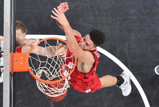 BAMBERG 16 12 2020 basketball easycredit 1 basketball Bundesliga 4 matchday Brose Bamberg vs s oliver Würzburg Christian Sengfelder 43, Brose Bamberg with dunk against Joshua Obiesie 6, s oliver Würzburg photo Hans Martin Issler isslerimages Brose Bamberg vs s oliver Würzburg