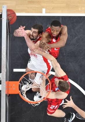 BAMBERG 16 12 2020 basketball easycredit 1 basketball Bundesliga 4 matchday Brose Bamberg vs s oliver Würzburg David Kravish 45, Brose Bamberg fights Justin Sears 5, s oliver Würzburg and Florian Koch 21, s oliver Würzburg for the ball photo Hans Martin Issler isslerimages Brose Bamberg vs s oliver Würzburg