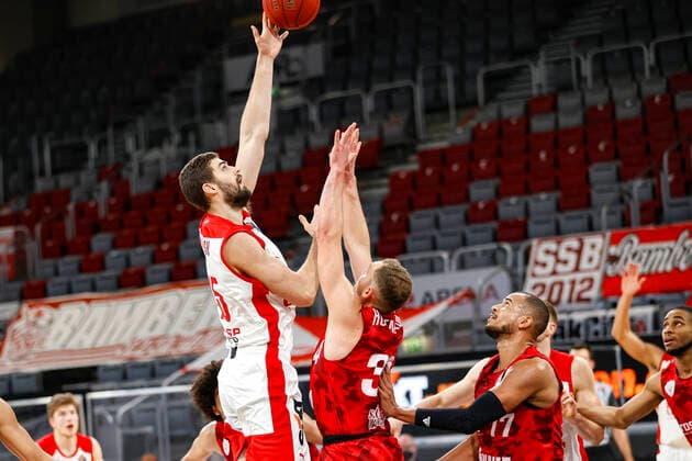 left David Kravish Brose Bamberg, 45 right Felix Hoffmann s oliver Würzburg, 34 Brose Bamberg s oliver Würzburg Wuerzburg easyCredit BBL Basketball Bundesliga Basketball Season 2020 21 4 Matchday, 16 12 2020 Bamberg, Brose Arena Copyright: DanielxLöb