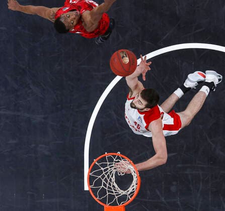 right David Kravish Brose Bamberg, 45 left Justin Sears s oliver Würzburg, 05 Brose Bamberg s oliver Würzburg Wuerzburg easyCredit BBL Basketball Bundesliga Basketball season 2020 21 4 matchday, 16 12 2020 Bamberg, Brose Arena Copyright: DanielxLöb