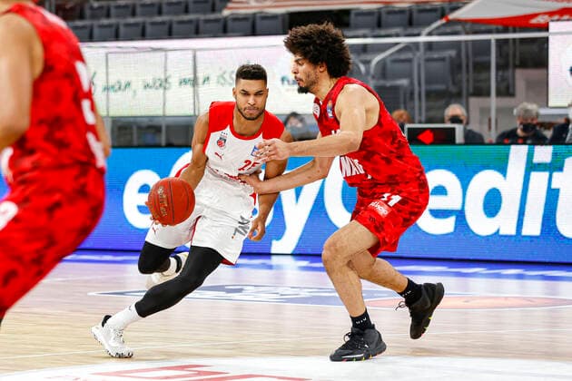 left Kenneth Ogbe Brose Bamberg, 25 right Zach Smith s oliver Würzburg, 11 Brose Bamberg s oliver Würzburg Wuerzburg easyCredit BBL Basketball Bundesliga Basketball season 2020 21 4 matchday, 16 12 2020 Bamberg, Brose Arena Copyright: DanielxLöb