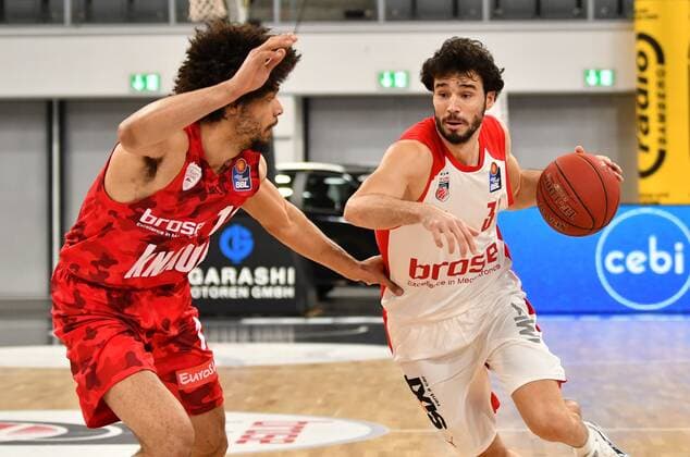 BAMBERG 16 12 2020 basketball easycredit 1 basketball Bundesliga 4 matchday Brose Bamberg vs s oliver Würzburg Michele Vitali 31, Brose Bamberg moves to the basket against Zach Smith 11, s oliver Würzburg photo Hans Martin Issler isslerimages Brose Bamberg vs s oliver Würzburg
