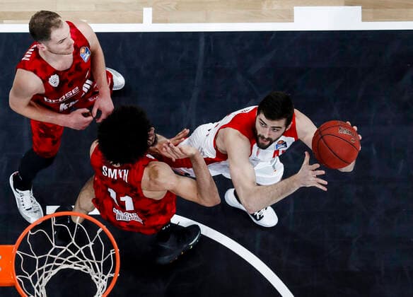 right David Kravish Brose Bamberg, 45 centerZach Smith s oliver Würzburg, 11 leftFelix Hoffmann s oliver Würzburg, 34 Brose Bamberg s oliver Würzburg Wuerzburg easyCredit BBL Basketball Bundesliga Basketball season 2020 21 4 matchday, 16 12 2020 Bamberg, Brose Arena Copyright: DanielxLöb