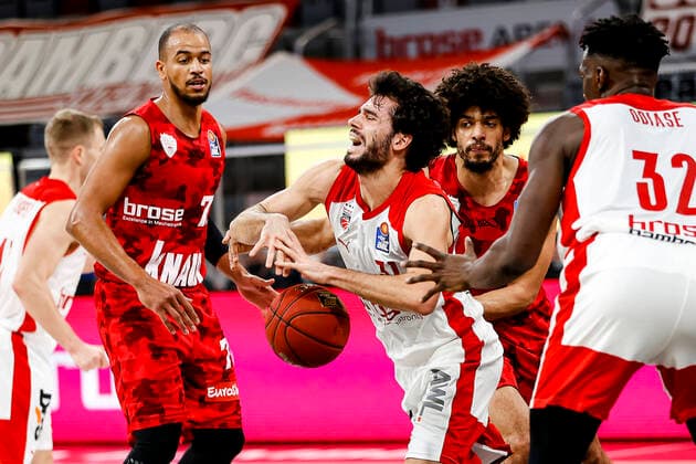 Center Michele Vitali Brose Bamberg, 31 left Alex King s oliver Würzburg, 77 Brose Bamberg s oliver Würzburg Wuerzburg easyCredit BBL Basketball Bundesliga Basketball Season 2020 21 4 Matchday, 16 12 2020 Bamberg, Brose Arena Copyright: DanielxLöb