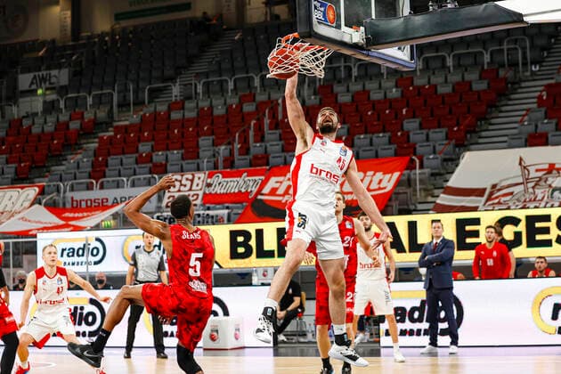 right David Kravish Brose Bamberg, 45 left Justin Sears s oliver Würzburg, 05 Brose Bamberg s oliver Würzburg Wuerzburg easyCredit BBL Basketball Bundesliga Basketball season 2020 21 4 matchday, 16 12 2020 Bamberg, Brose Arena Copyright: DanielxLöb