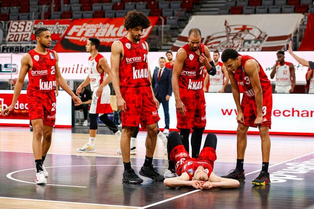 vlnr Cameron Hunt s oliver Würzburg, 24 Zach Smith s oliver Würzburg, 11 Alex King s oliver Würzburg, 77 Tyson Ward s oliver Würzburg, 03 bottom Felix Hoffmann s oliver Würzburg, 34 Brose Bamberg s oliver Würzburg Wuerzburg easyCredit BBL Basketball Bundesliga Basketball Season 2020 21 4 Matchday, 16 12 2020 Bamberg, Brose Arena Copyright: DanielxLöb