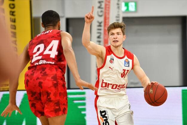 BAMBERG 16 12 2020 basketball easycredit 1 basketball Bundesliga 4 matchday Brose Bamberg vs s oliver Würzburg Bennet Hundt 33, Brose Bamberg gives instruction photo Hans Martin Issler isslerimages Brose Bamberg vs s oliver Würzburg