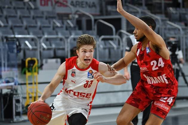 BAMBERG 16 12 2020 basketball easycredit 1 basketball Bundesliga 4 matchday Brose Bamberg vs s oliver Würzburg Bennet Hundt 33, Brose Bamberg moves to the basket against MCameron Hunt 24, s oliver Würzburg photo Hans Martin Issler isslerimages Brose Bamberg vs s oliver Würzburg