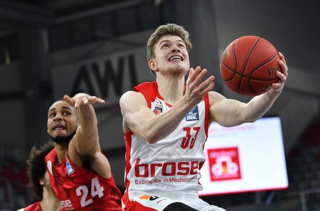 BAMBERG 16 12 2020 basketball easycredit 1 basketball Bundesliga 4 matchday Brose Bamberg vs s oliver Würzburg Bennet Hundt 33, Brose Bamberg with a basket against MCameron Hunt 24, s oliver Würzburg photo Hans Martin Issler isslerimages Brose Bamberg vs s oliver Würzburg