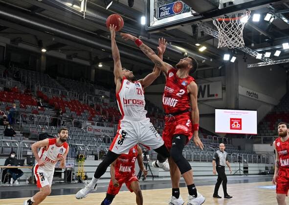 BAMBERG 16 12 2020 basketball easycredit 1 basketball Bundesliga 4 matchday Brose Bamberg vs s oliver Würzburg Kenneth Ogbe 25, Brose Bamberg throws against Berkokott Chapman 2, s oliver Würzburg photo Hans Martin Issler isslerimages Brose Bamberg vs s oliver Würzburg