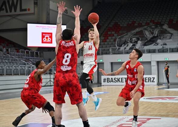 BAMBERG 16 12 2020 basketball easycredit 1 basketball Bundesliga 4 matchday Brose Bamberg vs s oliver Würzburg Bennet Hundt 33, Brose Bamberg throws a floater against Justin Sears 5, s oliver Würzburg , Tayler Persons 8, s oliver Würzburg and Joshua Obiesie 6, s oliver Würzburg photo Hans Martin Issler isslerimages Brose Bamberg vs s oliver Würzburg
