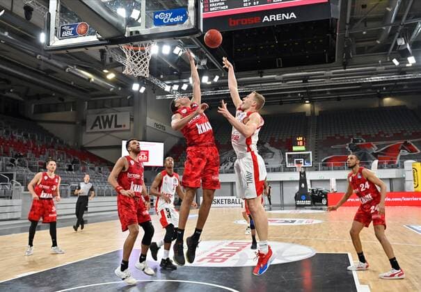 BAMBERG 16 12 2020 basketball easycredit 1 basketball Bundesliga 4 matchday Brose Bamberg vs s oliver Würzburg Christian Sengfelder 43, Brose Bamberg throws against Justin Sears 5, s oliver Würzburg photo Hans Martin Issler isslerimages Brose Bamberg vs s oliver Würzburg