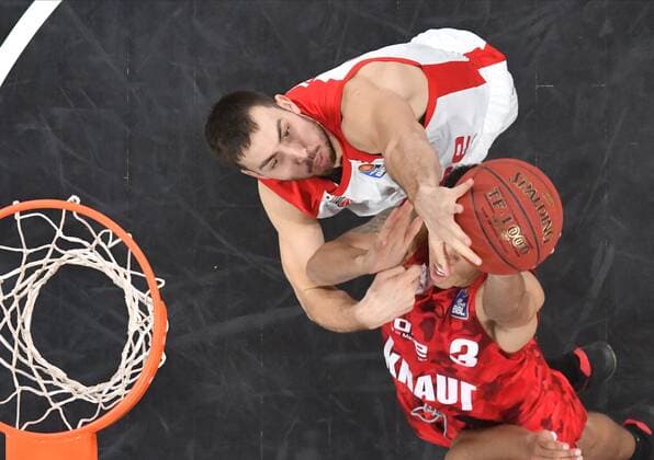 BAMBERG 16 12 2020 basketball easycredit 1 basketball Bundesliga 4 matchday Brose Bamberg vs s oliver Würzburg Chase Fieler 20, Brose Bamberg blocks Tyson Ward 3, s oliver Würzburg photo Hans Martin Issler isslerimages Brose Bamberg vs s oliver Würzburg