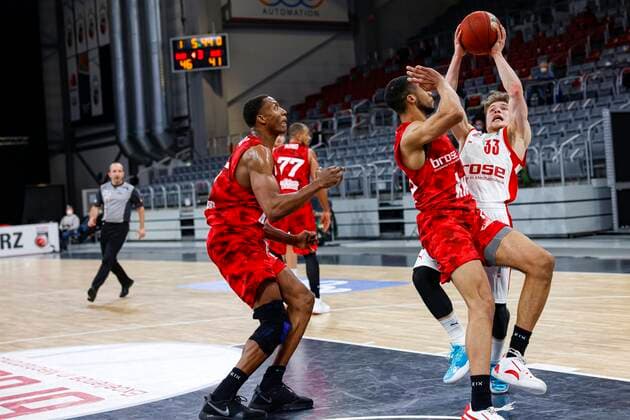 right Bennet Hundt Brose Bamberg, 33 Brose Bamberg s oliver Würzburg Wuerzburg easyCredit BBL Basketball Bundesliga Basketball season 2020 21 4 matchday, 16 12 2020 Bamberg, Brose Arena Copyright: DanielxLöb