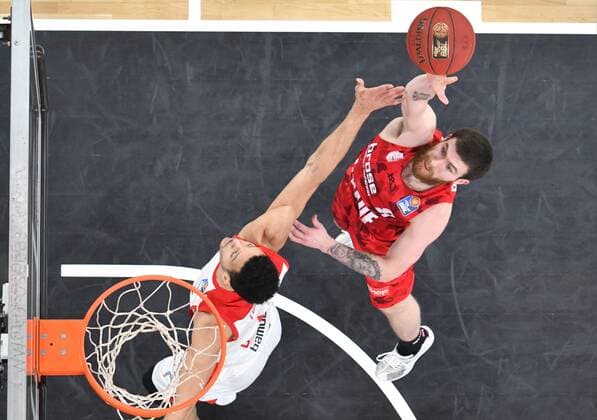 BAMBERG 16 12 2020 basketball easycredit 1 basketball Bundesliga 4 matchday Brose Bamberg vs s oliver Würzburg Tayler Persons 8, s oliver Würzburg throws against Dominic Lockhart 3, Brose Bamberg photo Hans Martin Issler isslerimages Brose Bamberg vs s oliver Würzburg