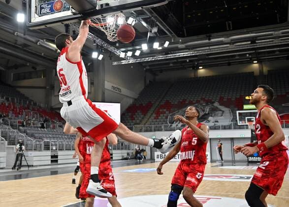 BAMBERG 16 12 2020 basketball easycredit 1 basketball Bundesliga 4 matchday Brose Bamberg vs s oliver Würzburg David Kravish 45, Brose Bamberg with dunk against Florian Koch 21, s oliver Würzburg , Justin Sears 5, s oliver Würzburg and Berkokott Chapman 2, s oliver Würzburg photo Hans Martin Issler isslerimages Brose Bamberg vs s oliver Würzburg