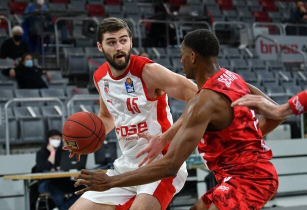 BAMBERG 16 12 2020 basketball easycredit 1 basketball Bundesliga 4 matchday Brose Bamberg vs s oliver Würzburg David Kravish 45, Brose Bamberg vs Justin Sears 5, s oliver Würzburg photo Hans Martin Issler isslerimages Brose Bamberg vs s oliver Würzburg