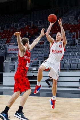 right Christian Sengfelder Brose Bamberg, 43 left Felix Hoffmann s oliver Würzburg, 34 Brose Bamberg s oliver Würzburg Wuerzburg easyCredit BBL Basketball Bundesliga Basketball Season 2020 21 4 Matchday, 16 12 2020 Bamberg, Brose Arena Copyright: DanielxLöb