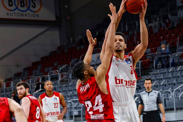 right Dominic Lockhart Brose Bamberg, 03 left Cameron Hunt s oliver Würzburg, 24 Brose Bamberg s oliver Würzburg Wuerzburg easyCredit BBL Basketball Bundesliga Basketball season 2020 21 4 matchday, 16 12 2020 Bamberg, Brose Arena Copyright: DanielxLöb