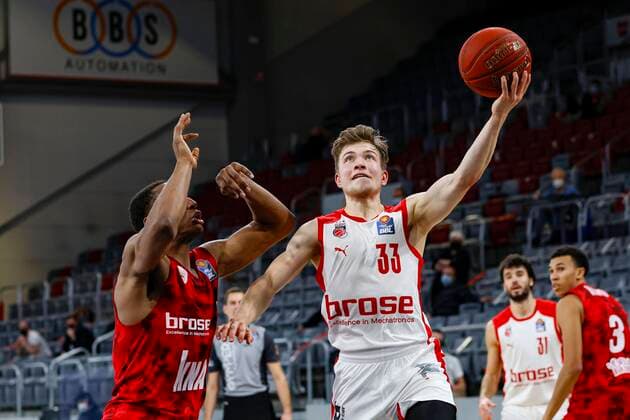 right Bennet Hundt Brose Bamberg, 33 Brose Bamberg s oliver Würzburg Wuerzburg easyCredit BBL Basketball Bundesliga Basketball season 2020 21 4 matchday, 16 12 2020 Bamberg, Brose Arena Copyright: DanielxLöb
