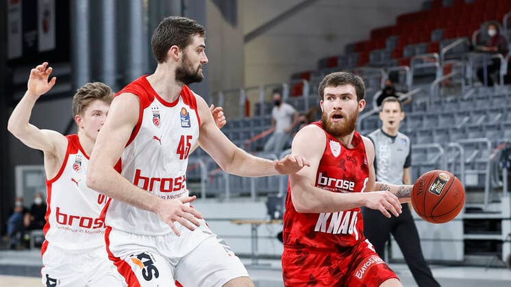 Germany, Bamberg, Brose Arena, 16 12 2020, emspor, emonline, despor, deonline, Brose Bamberg vs s Oliver Wuerzburg, Basketball, BBL picture from left Bennet Hundt Brose Bamberg , David Kravish Brose Bamberg and Tayler Persons s Oliver Wuerzburg Copyright: HMBxMedia xHeikoxBecker