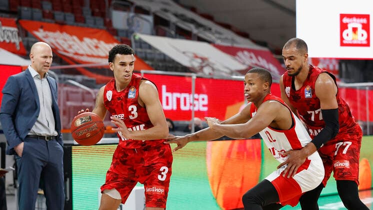 Germany, Bamberg, Brose Arena, 16 12 2020, emspor, emonline, despor, deonline, Brose Bamberg vs s Oliver Wuerzburg, Basketball, BBL picture from left Headcoach Denis Wucherer s Oliver Wuerzburg , Tyson Ward s Oliver Wuerzburg , Devon Hall Brose Bamberg and Alex King s Oliver Wuerzburg Copyright: HMBxMedia xHeikoxBecker