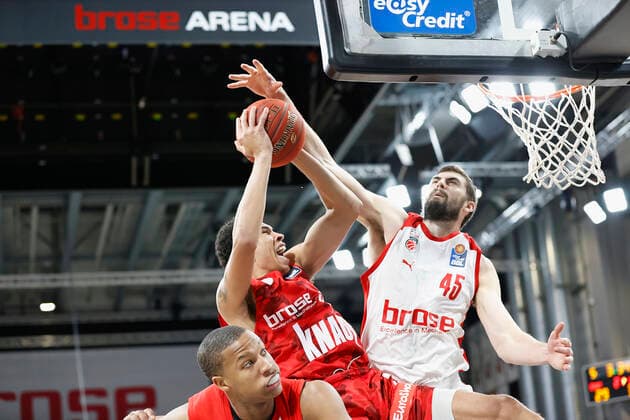 Germany, Bamberg, Brose Arena, 16 12 2020, emspor, emonline, despor, deonline, Brose Bamberg vs s Oliver Wuerzburg, Basketball, BBL picture v li Devon Hall Brose Bamberg , Tyson Ward s Oliver Wuerzburg and David Kravish Brose Bamberg Copyright: HMBxMedia xHeikoxBecker